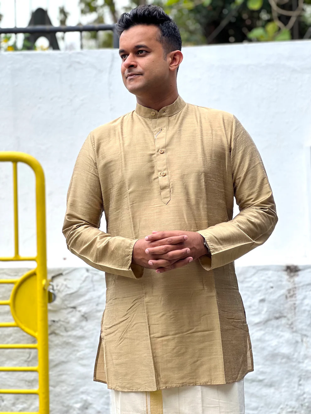 Kurta corta in semi seta per uomo in colore marone chiaro