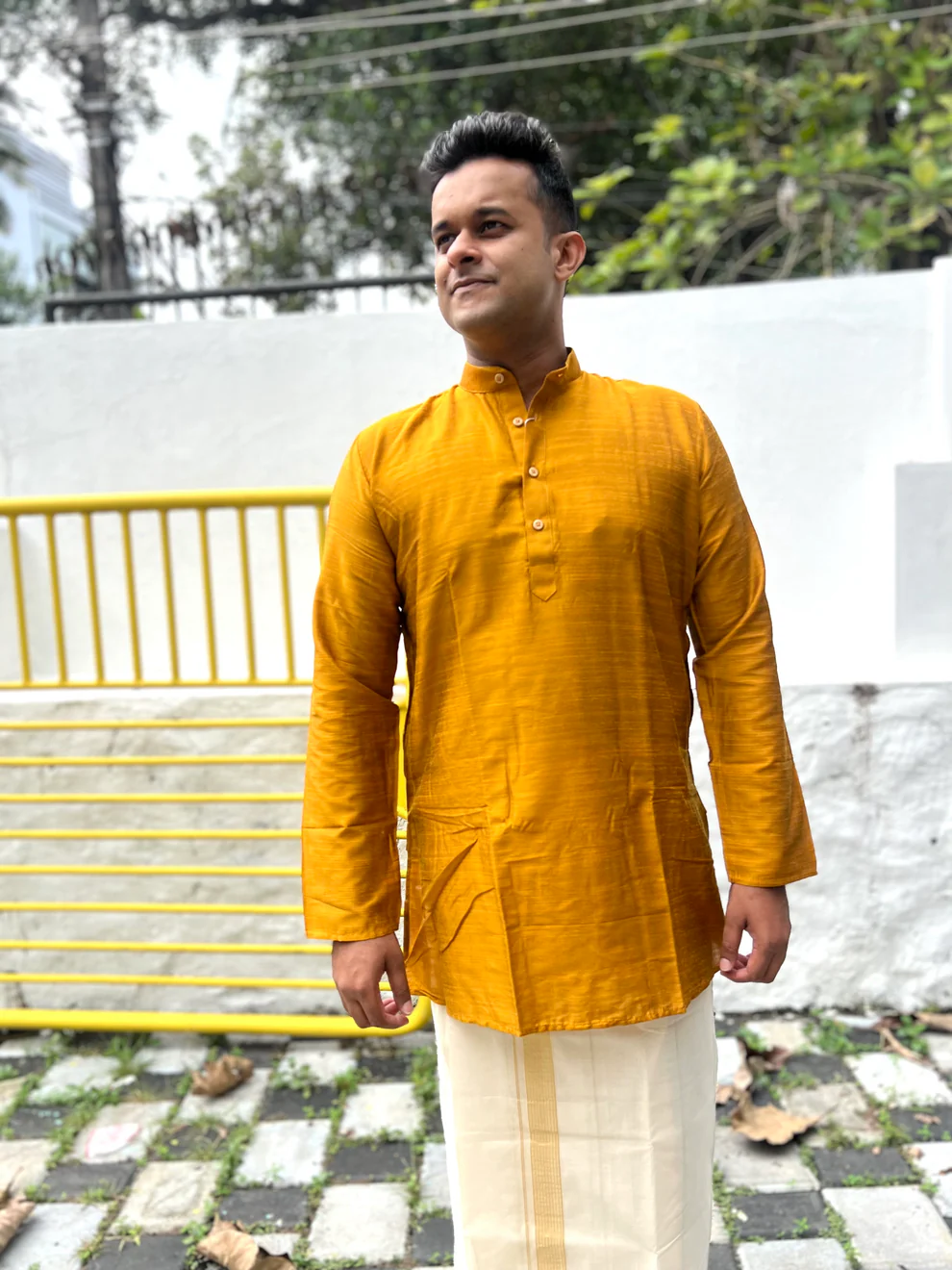 Kurta corta in semi seta per uomo in colore dorato