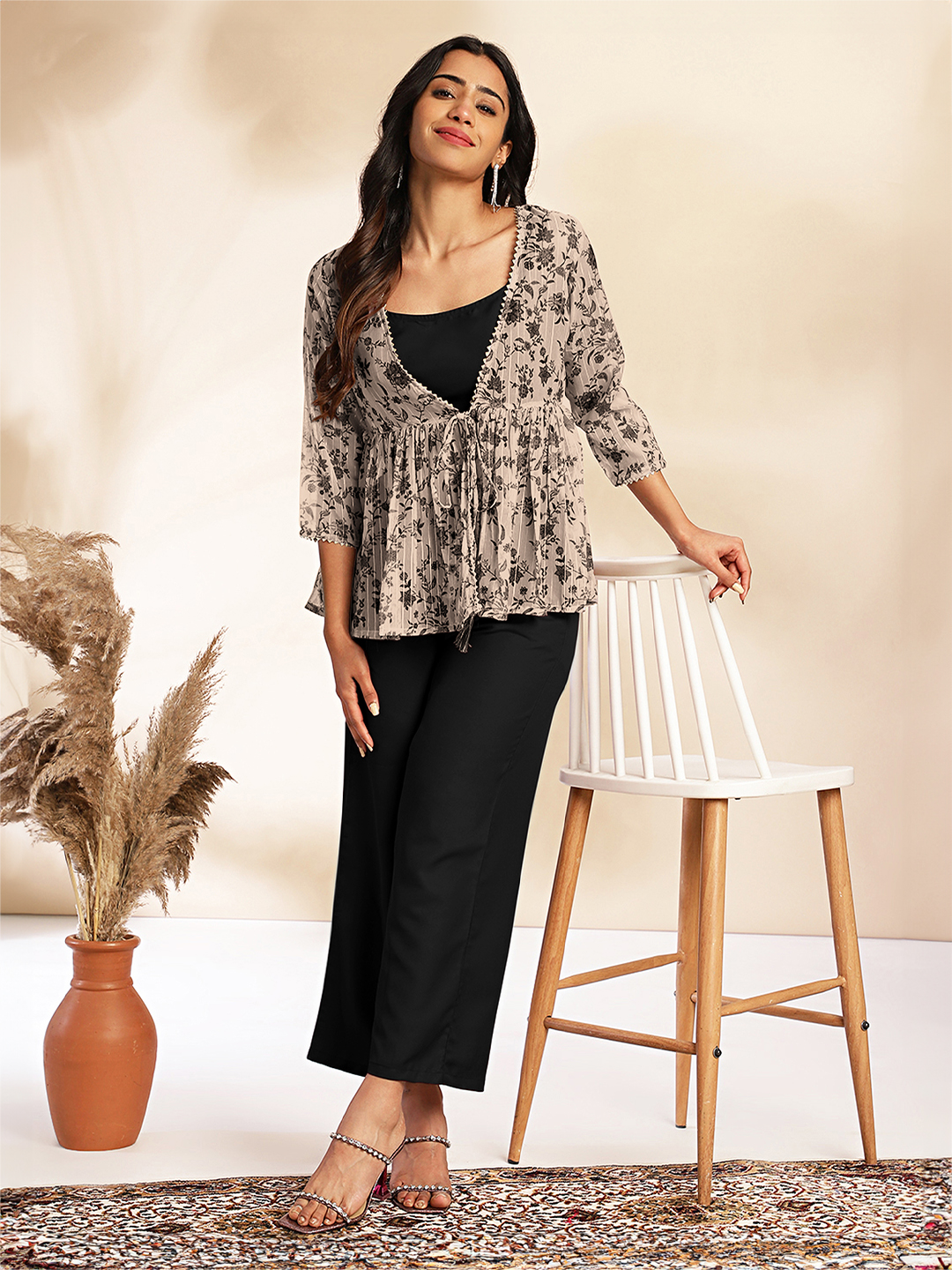 Top corto con pantaloni e giacca stampati a fiori in crepe nero