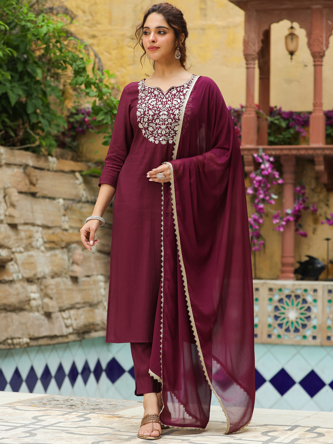 Vino Chanderi Set Kurta  dritto ricamato con giogo in seta