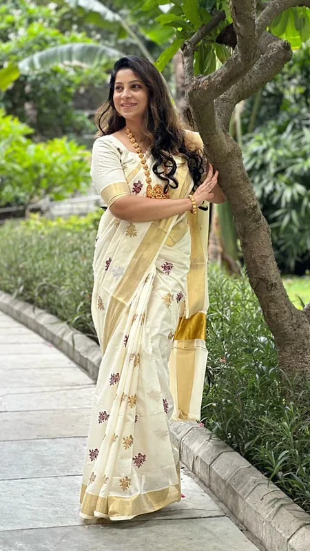 Kerala Cotton Kasavu Saree con ricami floreali