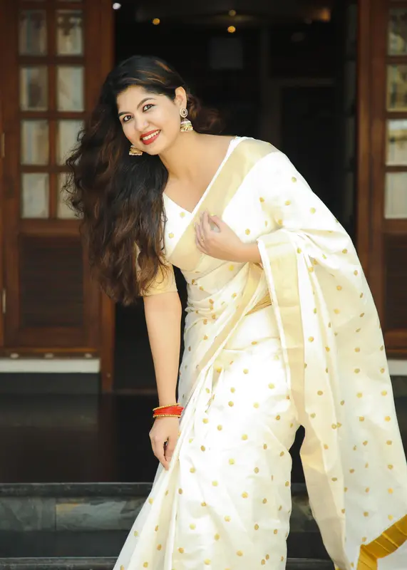 Kerala Saree in puro cotone con Kasav e piccolo ricamo dorato
