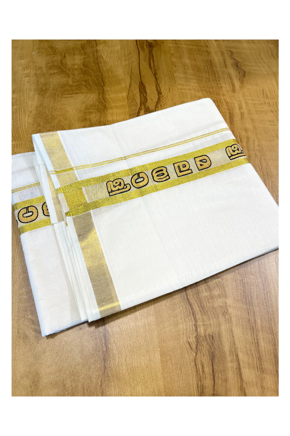 Doppio Mundu in puro cotone Kerala con lettere malayali sul confine Kasavu (Kerala Dhoti dell’India meridionale)