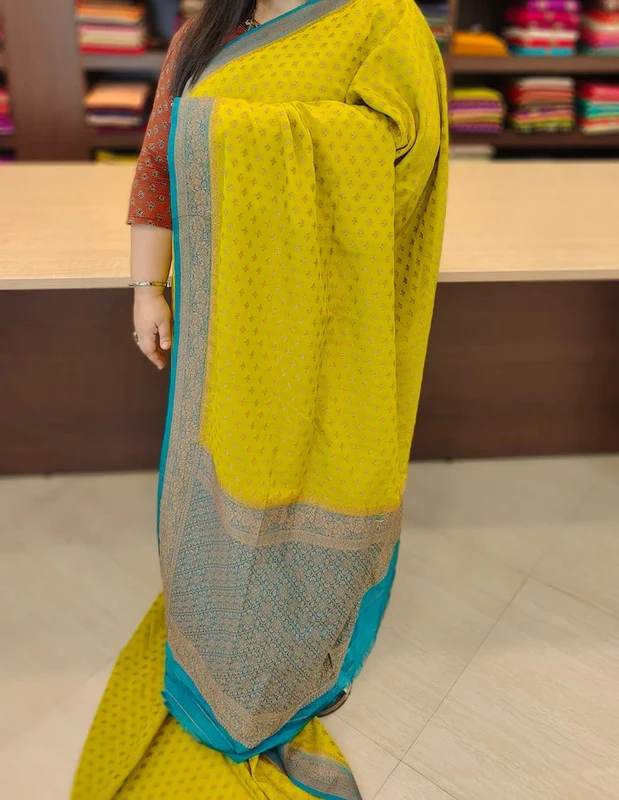 Saree in georgette Khadi verde giallastro con buttas in tessuto zari e bordo in tessuto zari