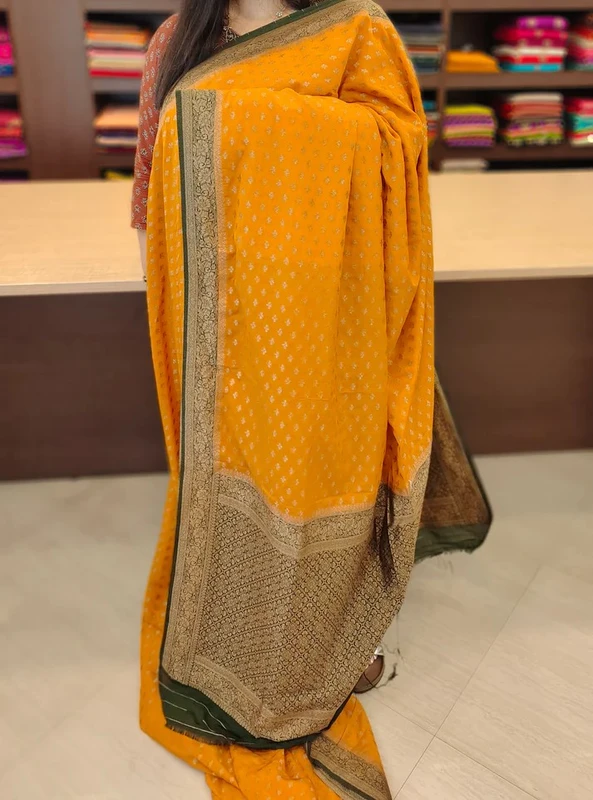 Giallo Dorato Khadi Georgette Saree con buttas e bordo in tessuto zari