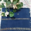 Blu Dola Sari in seta con bottoni in zari intrecciati e bordo in zari intrecciato