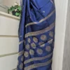 Blu Dola Sari in seta con bottoni in zari intrecciati e bordo in zari intrecciato