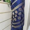 Blu Dola Sari in seta con bottoni in zari intrecciati e bordo in zari intrecciato