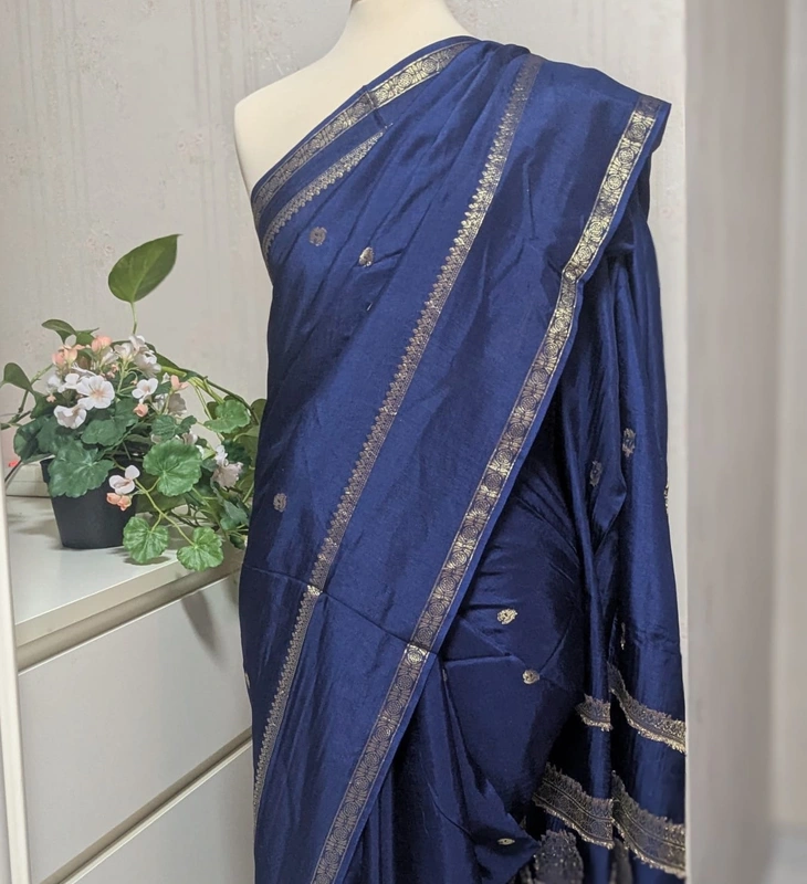 Blu Dola Sari in seta con bottoni in zari intrecciati e bordo in zari intrecciato