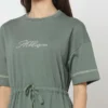 Abito a trapezio con stampa tipografica e scollo tondo