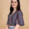 Top multicolore con scollo a V in crepe stampato