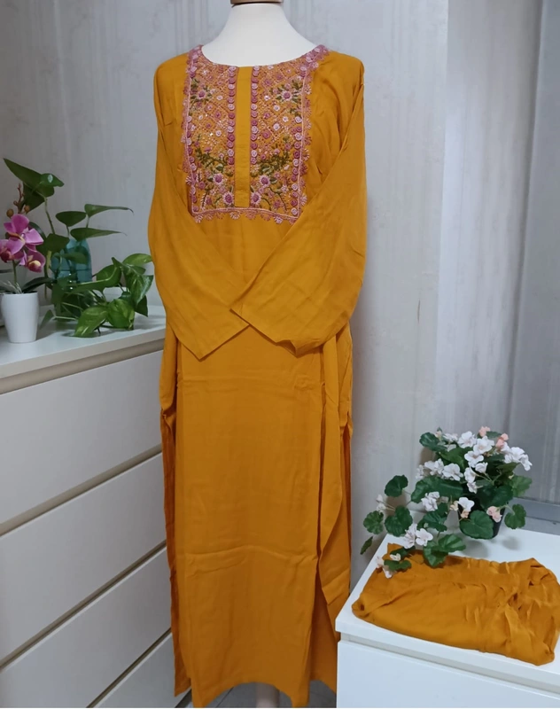 Top e pantalone a trapezio con ricami sul giogo