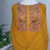 Top e pantalone a trapezio con ricami sul giogo