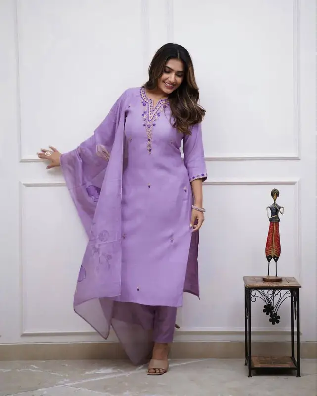 Set Kurta Reyon Sulb Viola con Bellissimo Ricamo Attraente e Dupatta in Cotone Chanderi