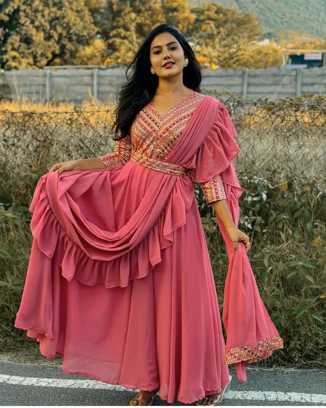 Abito in georgette pesca con ricami eleganti duppatta e cintura alla moda