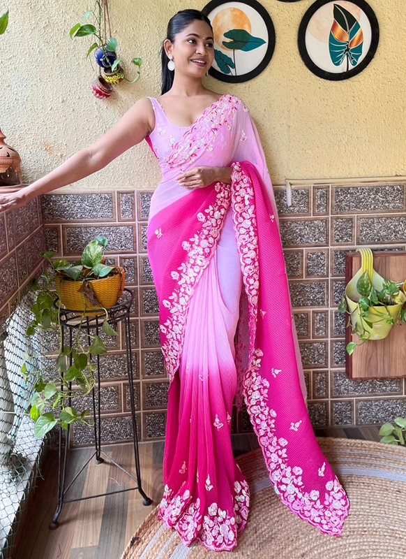 Sari in faux georgette rosa con sequenza crush
