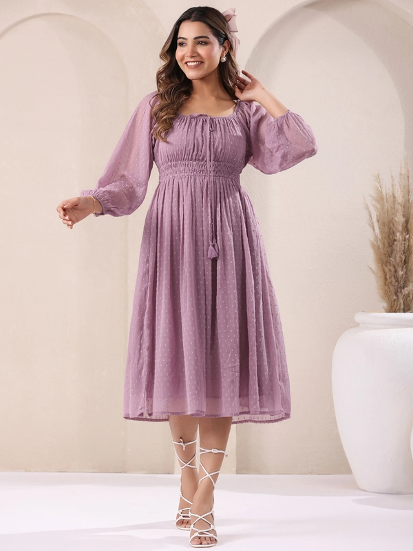 Abito aderente e svasato in chiffon dobby color lavanda