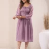 Abito aderente e svasato in chiffon dobby color lavanda