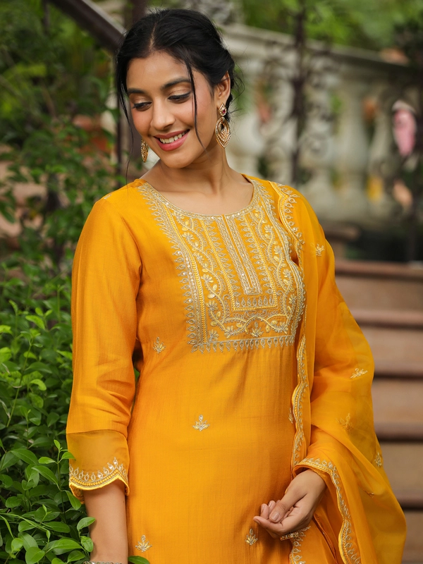 Set Kurta dritto ricamato in misto seta senape