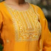 Set Kurta dritto ricamato in misto seta senape