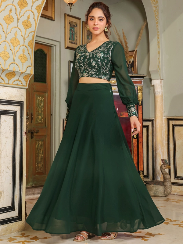 Top ricamato in georgette verde scuro con gonna