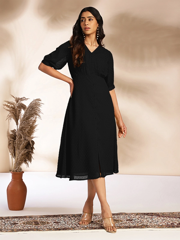 Abito a trapezio in chiffon dobby nero con design personalizzato 