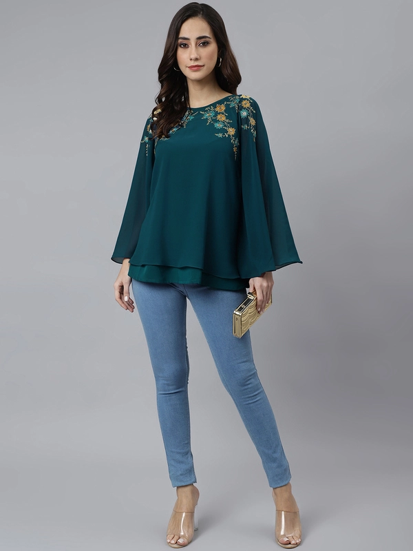 Top a trapezio decorato in georgette blu acquamarina