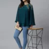 Top a trapezio decorato in georgette blu acquamarina