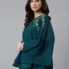 Top a trapezio decorato in georgette blu acquamarina