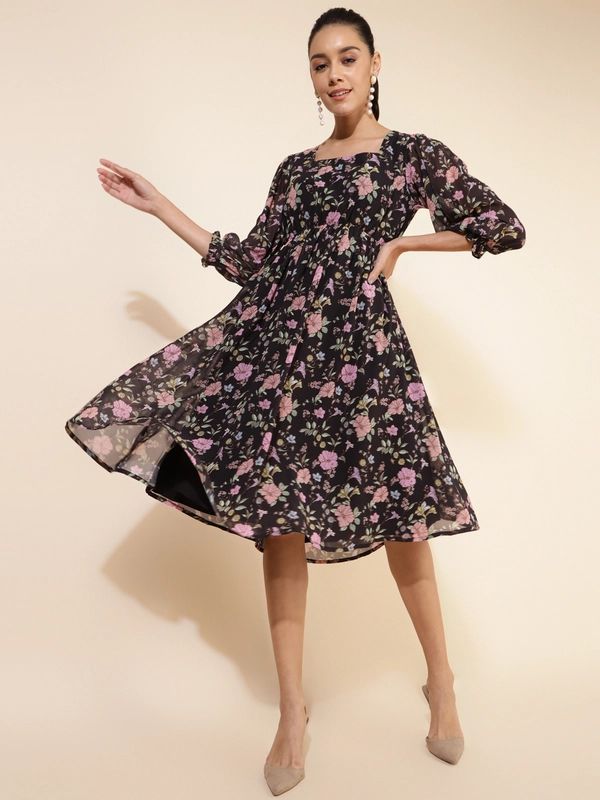 Abito da donna midi georgette aderente e svasato