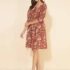 Abito da donna in cotone aderente e svasato al ginocchio