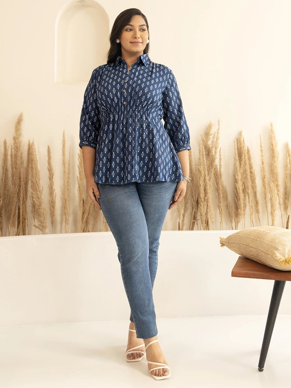 Top a trapezio in cotone blu scuro con motivi etnici