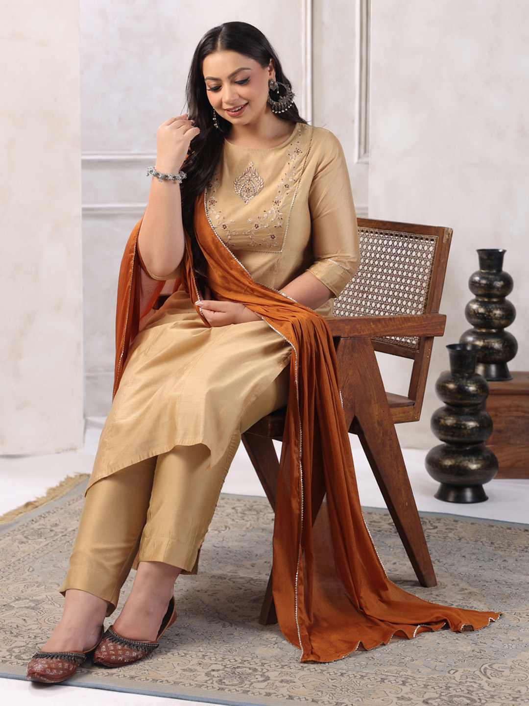 Plus Size Kurta con ricamo in misto seta beige con pantaloni e dupatta
