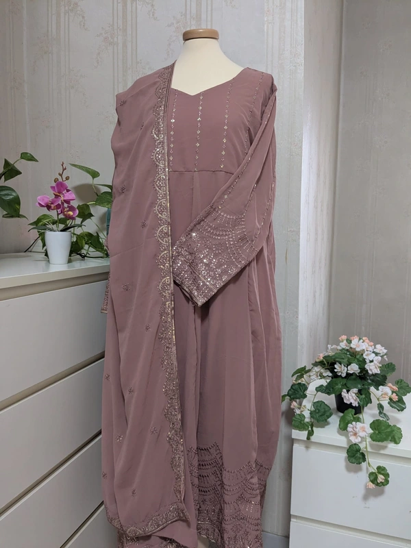 Top e dupatta anarkali di design in finta georgette con ricami fatti a mano