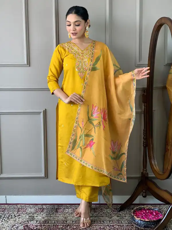 Set Kurta con ricamo accattivante e duppatta con stampa floreale
