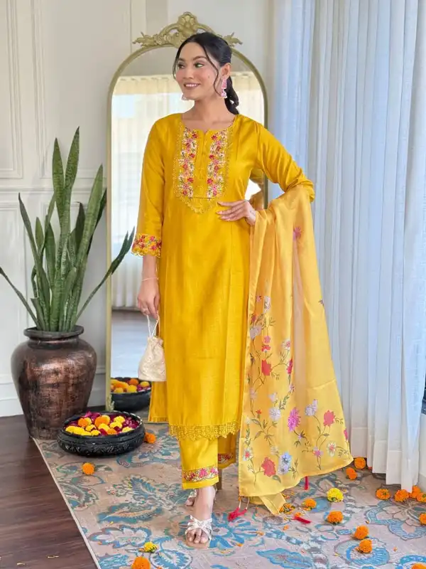 Set Kurta in Seta Gadhwal con ricamie e duptta in seta taby