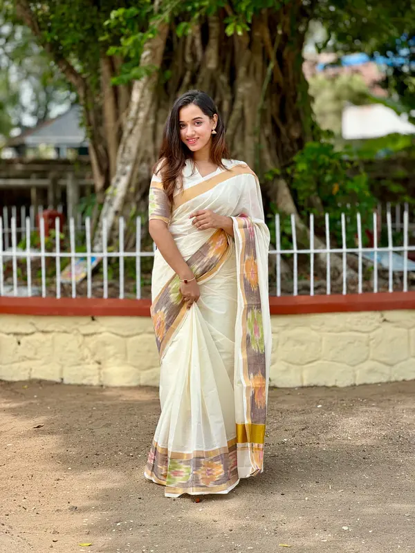 Kerala Cotton Kasavu Saree con motivo a bordo Pochampally