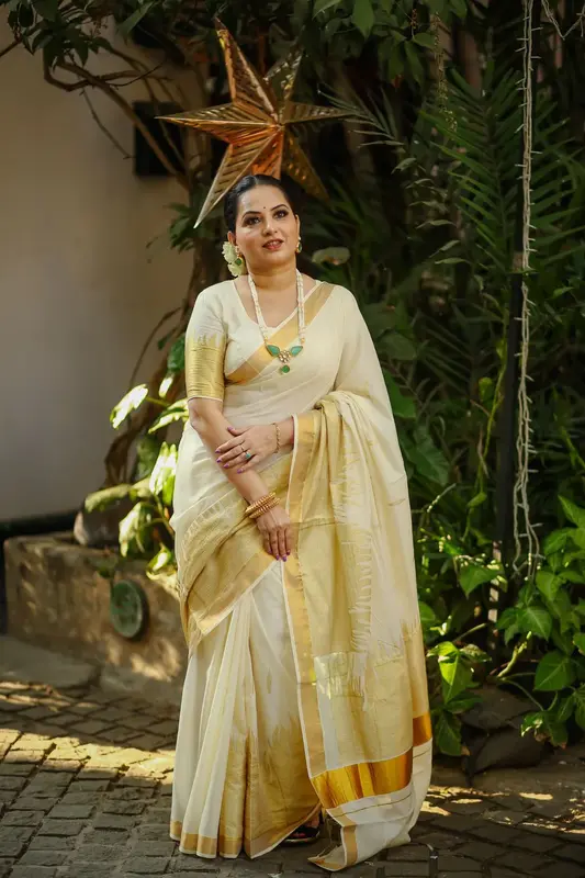 Sari in puro cotone del Kerala con Kasavu e bordo intrecciato