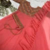 Abito in georgette pesca con ricami eleganti duppatta e cintura alla moda