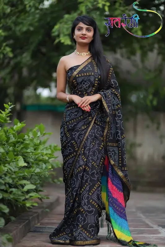 Sari in cotone nero con stampa digitale e bordo in Zari Patta