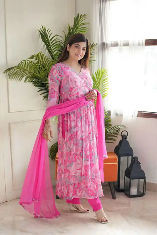 Attraente Georgette Set  Kurti stampato con lavori di ricamo