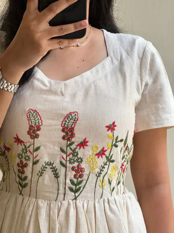 Abito in Cora cotone con attraente ricamo floreale