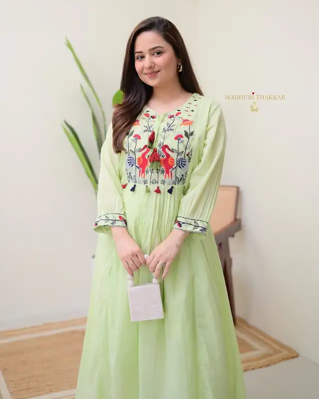 Set Kurti verde chiaro in puro cotone con ricamo