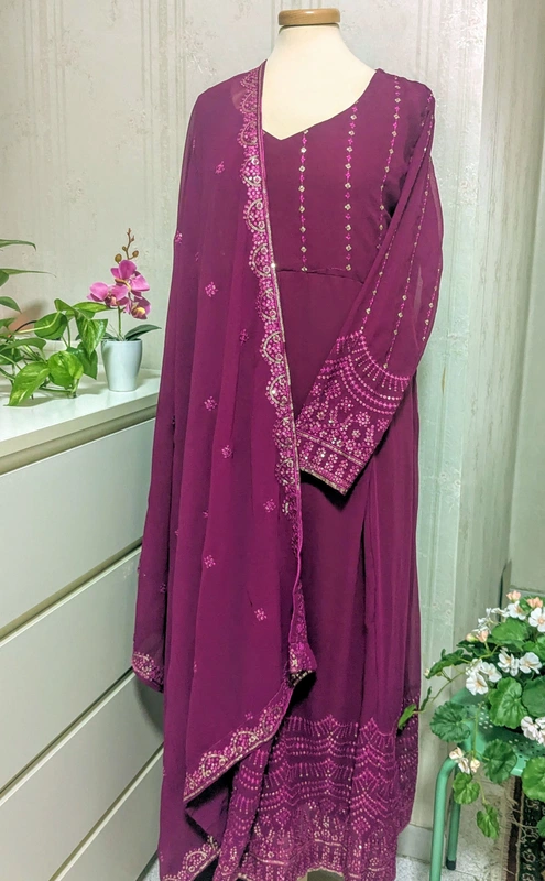 Top e dupatta anarkali di design in finta georgette con ricami fatti a mano