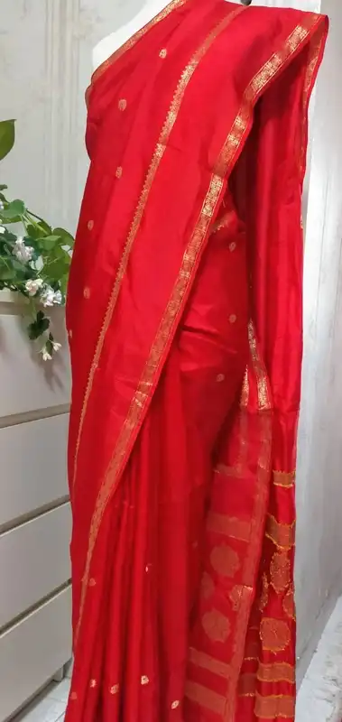 Dola Sari Rosso in seta con bottoni in zari intrecciati e bordo in zari intrecciato