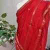 Dola Sari Rosso in seta con bottoni in zari intrecciati e bordo in zari intrecciato