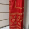 Dola Sari Rosso in seta con bottoni in zari intrecciati e bordo in zari intrecciato