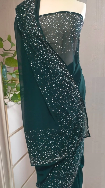 Sari di design in georgette verde scuro con lavori in pietra