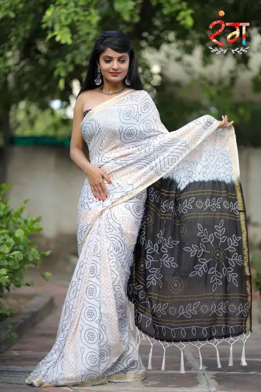 Sari in cotone bianco con stampa digitale e bordo in Zari Patta