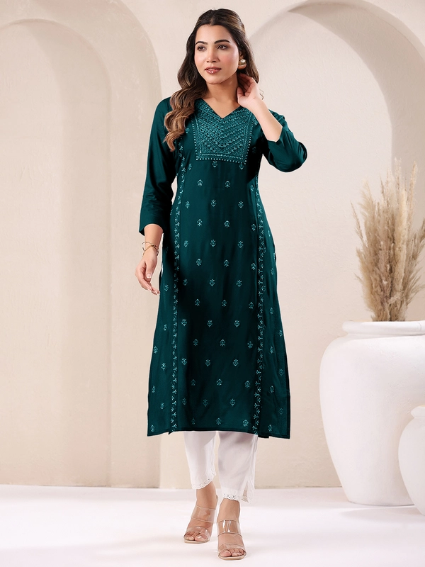 Kurta dritta ricamata in rayon verde scuro